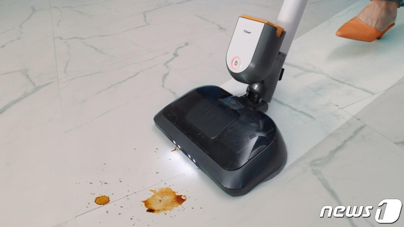 LG전자가 먼지 흡입과 스팀 물걸레 청소가 모두 가능한 차별화된 고객경험을 제공하는 코드제로 A9S 신제품을 17일 출시한다. 사진은 '안심 스팀 물걸레 흡입구'가 적용된 신제품으로 바닥을 청소하는 모습. (LG전자 제공) ⓒ 뉴스1
