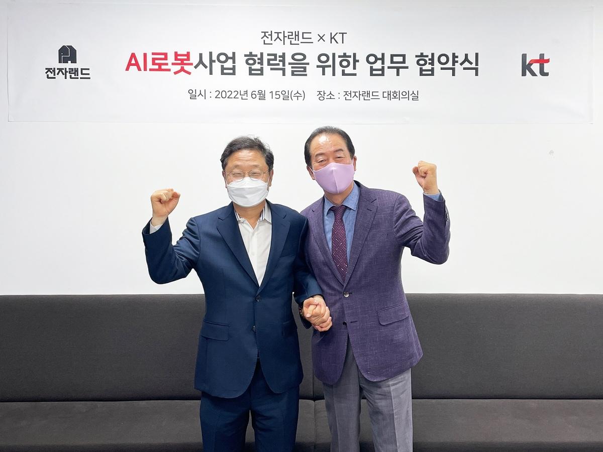 본문 이미지 - 전자랜드는 15일 서울시 용산구에 위치한 전자랜드 본사 대회의실에서 KT와 AI로봇 사업 협력을 위한 업무 협약식을 진행했다. 신수정 KT 엔터프라이즈 부문장(좌)와 전자랜드 옥치국 대표이사(우) 가 협약식을 마치고 기념 촬영을 하고 있다.(전자랜드 제공)ⓒ 뉴스1