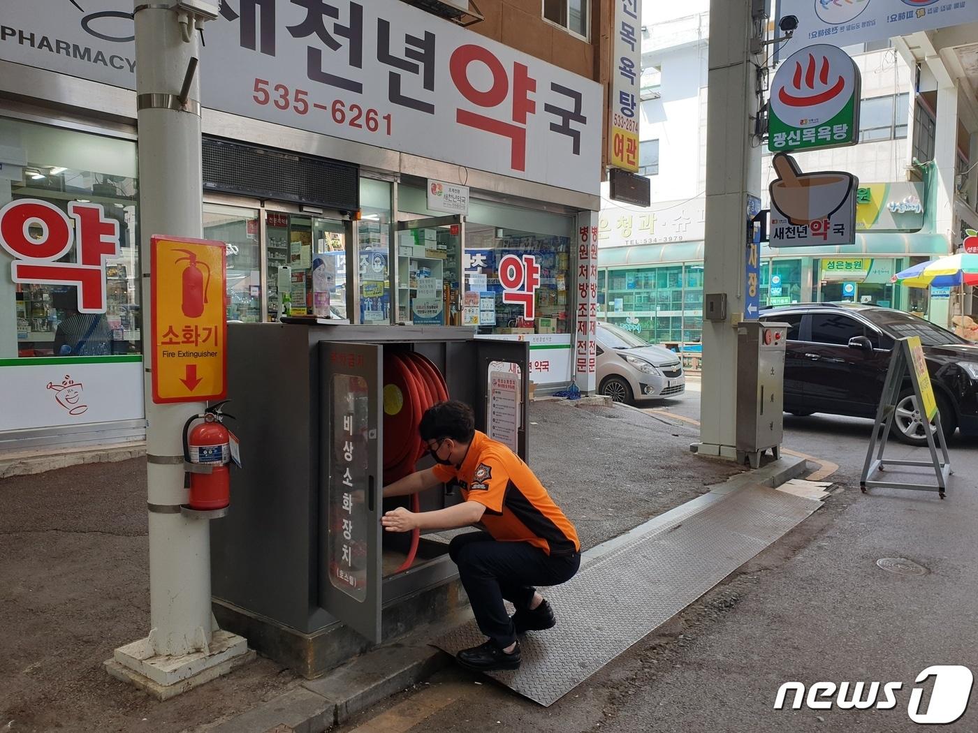 본문 이미지 - 충북 진천군 중앙시장에 설치된 비상소화장치함을 점검하고 있다. <사진=소방청 제공> ⓒ 뉴스1