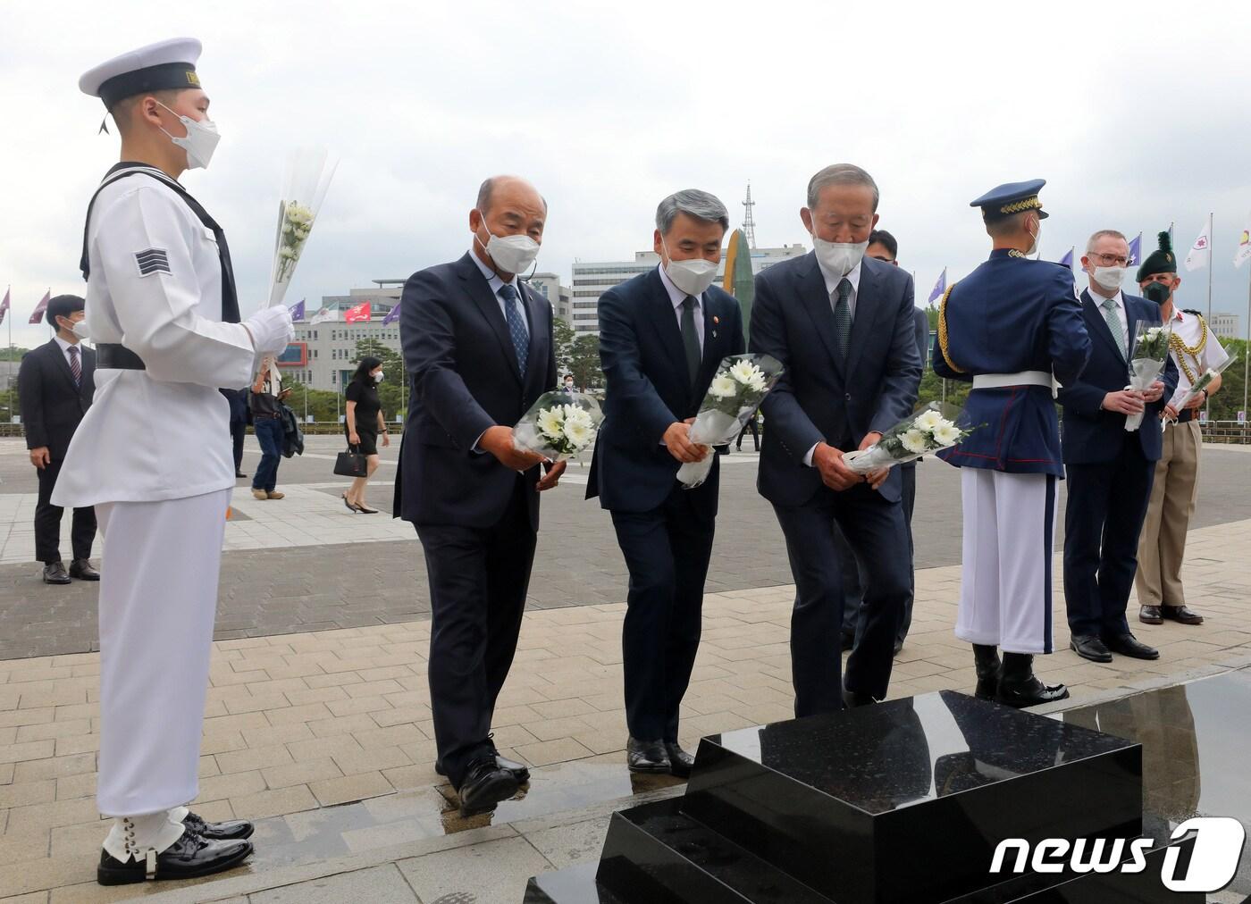 본문 이미지 - 정승조 한미동맹재단 회장과 이종섭 국방부 장관, 허창수 전국경제인연합회 회장(왼쪽부터)이 16일 오전 서울 용산구 전쟁기념관 평화의 광장에서 열린 '경제계, 한국전 참전국 초청 감사행사'에 참석, 대한민국군 기념비에 헌화하고 있다. (공동취재) 2022.6.16/뉴스1 ⓒ News1 이동해 기자