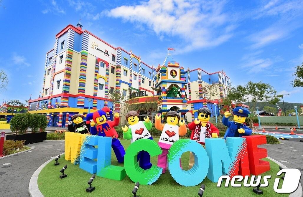본문 이미지 - 레고랜드 호텔 앞에서 마스코트들이 인사하고 있다. &#40;레고랜드 코리아 제공&#41; 2022.6.16/뉴스1