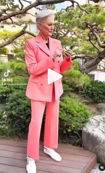 본문 이미지 - 메이 머스크가 착용한 글로벌세아 '존스' 투피스 정장(메이 머스크 틱톡 갈무리).ⓒ 뉴스1