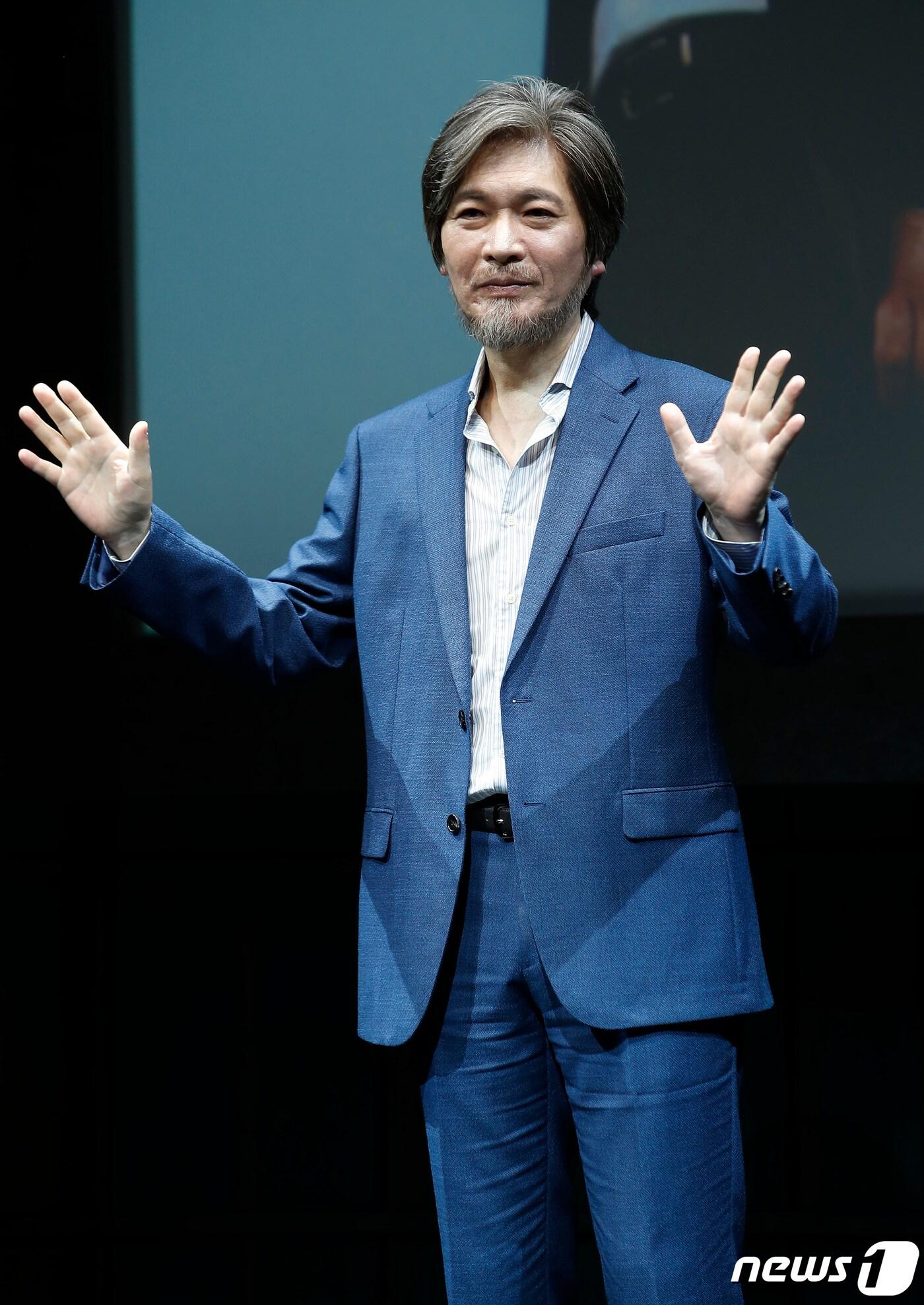 본문 이미지 - 가수 임재범이 16일 오후 서울 용산구 한남동 블루스퀘어에서 가진 정규 7집 앨범 '세븐 콤마(SEVEN,)' 청음회에서 포즈를 취하고 있다. 임재범은 지난 2015년 데뷔 30주년 기념 앨범 '애프터 더 선셋: 화이트 나잇 (After The Sunset: White Night)' 발매 이후 활동을 잠정 중단한 바 있다. 2022.6.16./뉴스1 ⓒ News1 권현진 기자