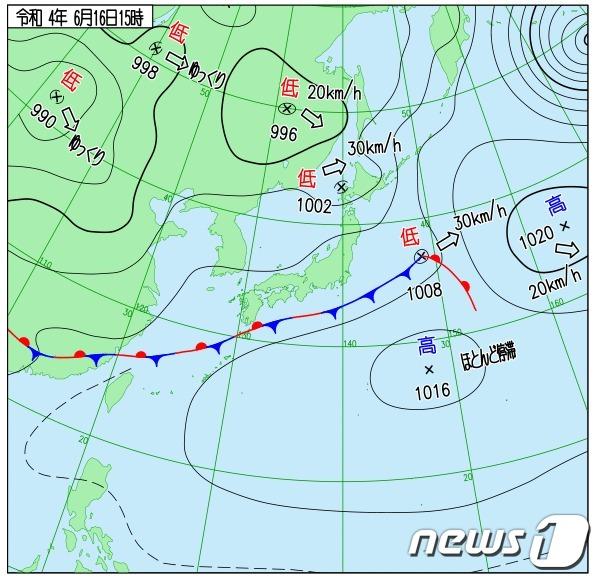본문 이미지 - 일본기상청이 16일 오후 3시(현지시간) 발표한 정체전선(장마전선) 및 기압 배치도 ⓒ 뉴스1