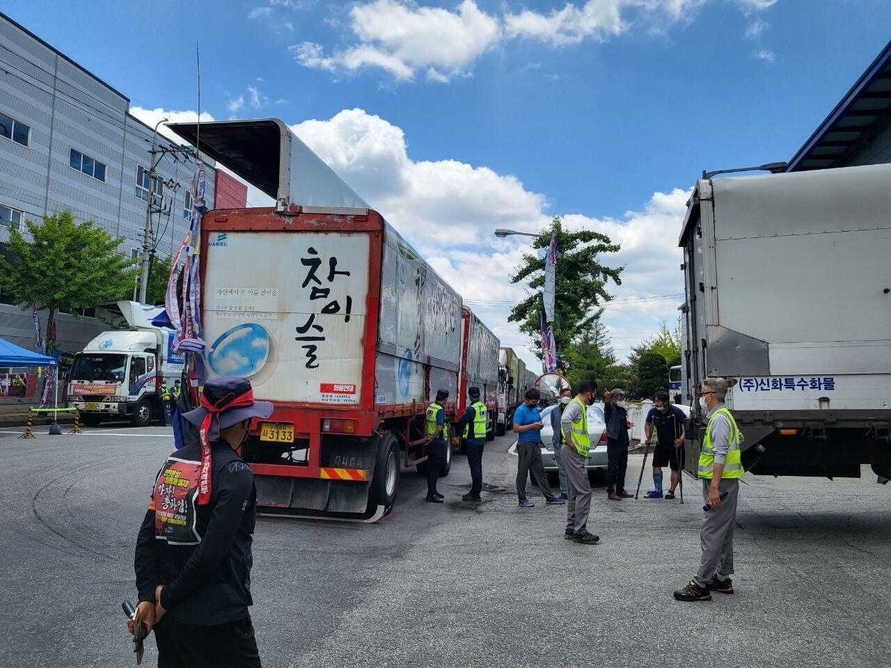 본문 이미지 - 16일 하이트진로 청주공장 앞 불법도로 점거로 인한 차량으로 인해 접촉사고가 발생했다. ⓒ 뉴스1