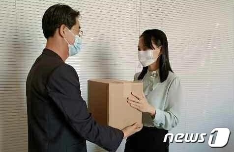 본문 이미지 - (평양 노동신문=뉴스1) = 북한 노동당 기관지 노동신문은 17일 "당 중앙위원회 조직지도부와 선전선동부의 책임일꾼들인 조용원, 리일환, 김여정, 현송월 동지는 16일 가정에서 성의껏 마련한 의약품을 급성 장내성 전염병이 발생한 황해남도 해주시와 강령군의 주민세대들에 보내달라고 부서 초급 당 위원회에 제기했다"고 보도했다. [국내에서만 사용가능. 재배포 금지. DB 금지. For Use Only in the Republic of Korea. Redistribution Prohibited] rodongphoto@news1.kr