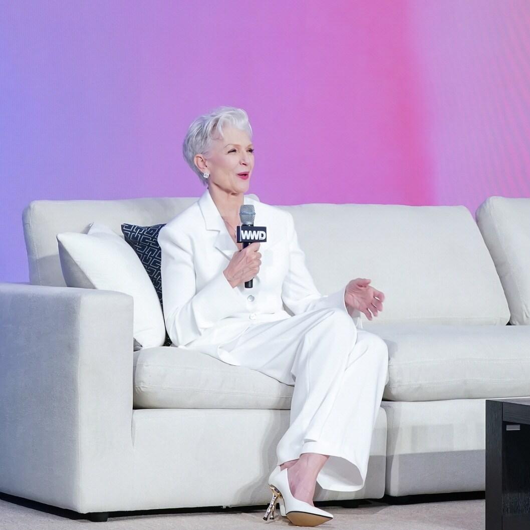 본문 이미지 - 신세계까사의 대표 브랜드 까사미아 베스트셀러 캄포 소파에 메이 머스크가 앉아 발언하고 있다.(신세계까사 제공)ⓒ 뉴스1