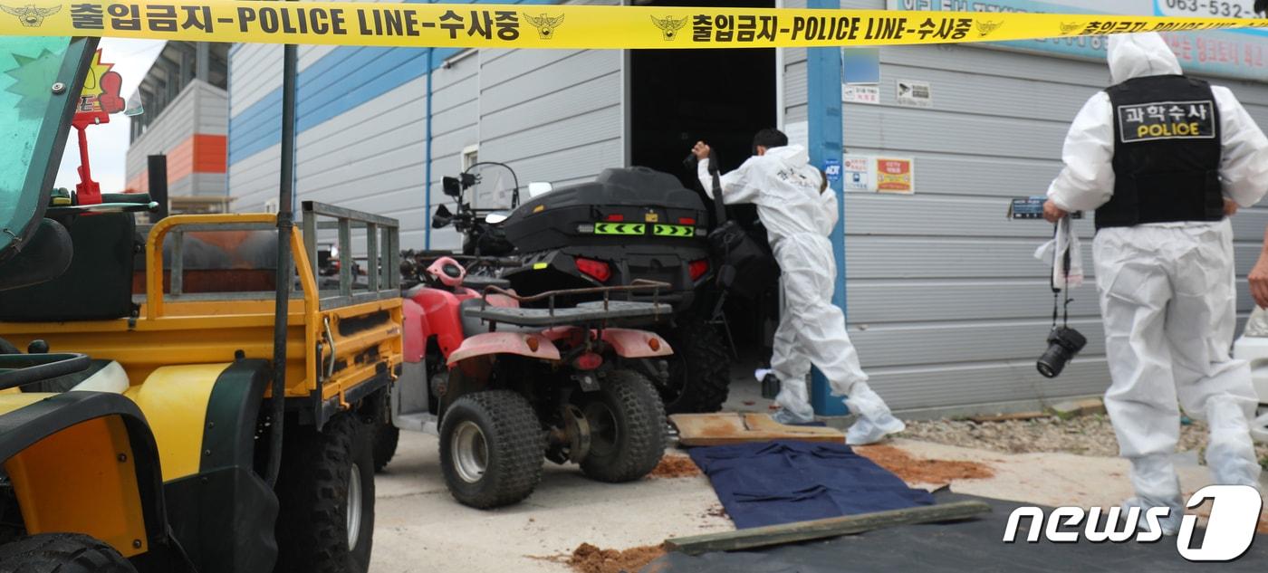 본문 이미지 - 17일 전북 정읍시 북면의 한 가게에서 과학수사대 관계자들이 흉기난동 살인사건 현장 감식을 위해 안으로 이동하고 있다. 2022.6.17/뉴스1 ⓒ News1 유경석 기자