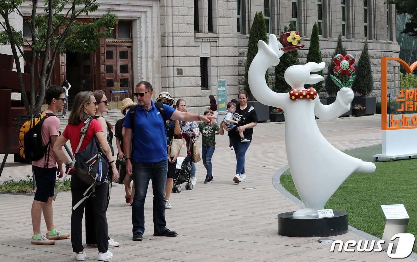 서울시청 앞 서울광장을 찾은 외국인이 전시된 조각 작품을 관람하는 모습. /뉴스1 ⓒ News1 박세연 기자