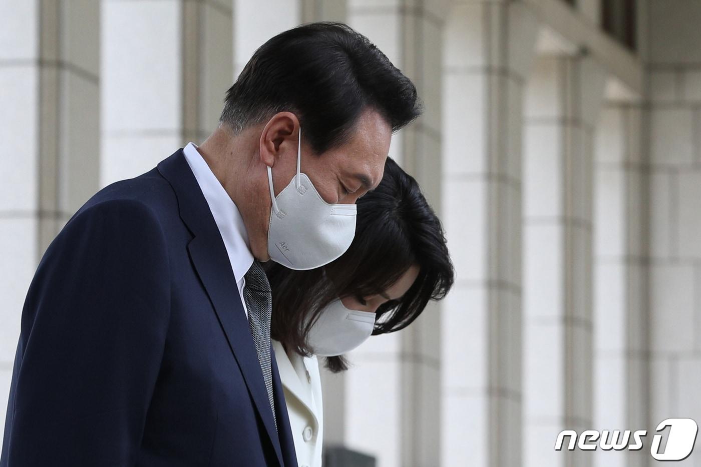 본문 이미지 - 윤석열 대통령과 부인 김건희 여사가 17일 서울 용산구 전쟁기념관 국군 전사자 명비를 찾아 지난해 10월 백마고지에서 유해로 발굴된 고 조응성 하사의 명비 앞에 묵념을 하고 있다. 대통령실사진기자단 2022.6.17/뉴스1 ⓒ News1 안은나 기자