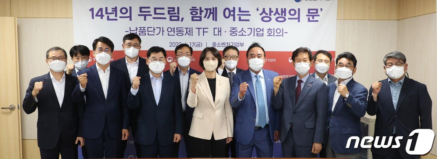 본문 이미지 - 이영 중소벤처기업부 장관(왼쪽 네 번째)이 이달 17일 서울 중구 동반성장위원회에서 열린 ‘납품단가 연동제 TF 대·중소기업 회의’ 참석자들과 기념 촬영을 하고 있다(뉴스1DB)/뉴스1
