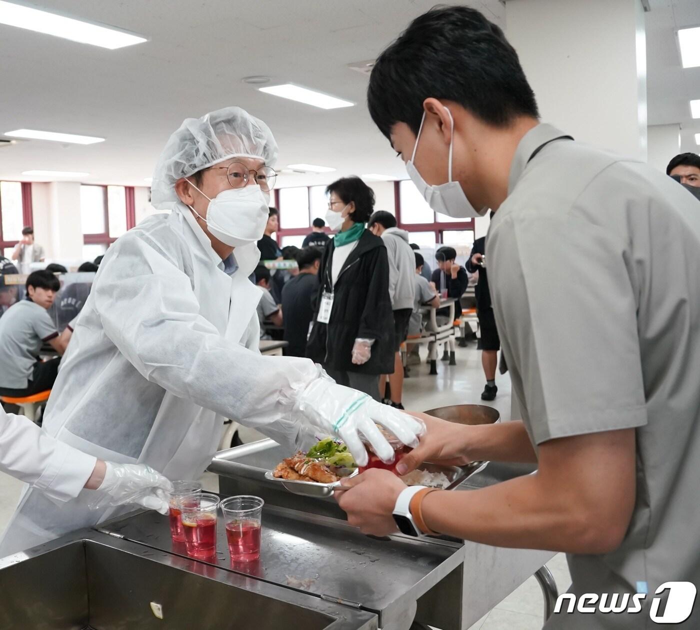 본문 이미지 - 조희연 서울시교육감이 한 고등학교에서 급식을 배식하는 모습. (서울시교육청 제공) (사진은 기사 내용과 무관함) / 뉴스1 ⓒ News1