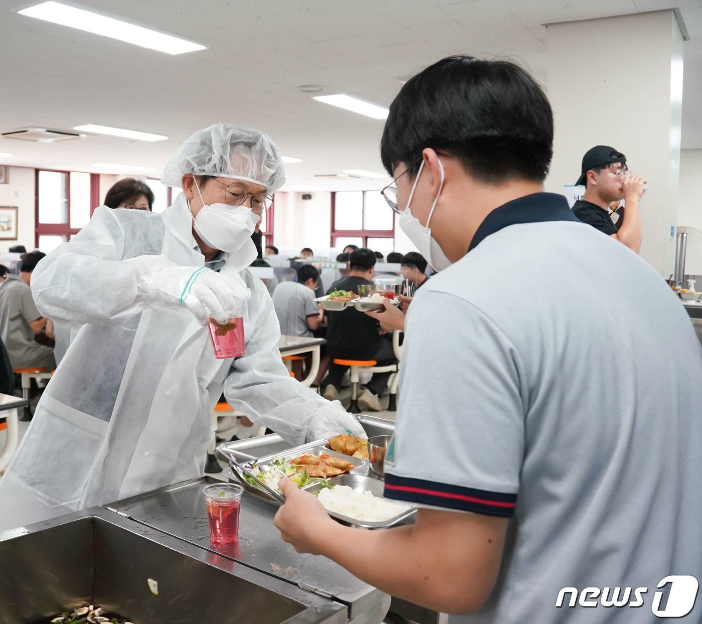 본문 이미지 - 조희연 서울시교육감이 17일 오전 제3기 서울교육을 준비하며 ‘더 질 높은 급식’ 실현을 위해 서울 서초구 서울고등학교에서 급식을 배식하고 있다. (서울시교육청 제공) 2022.6.17/뉴스1