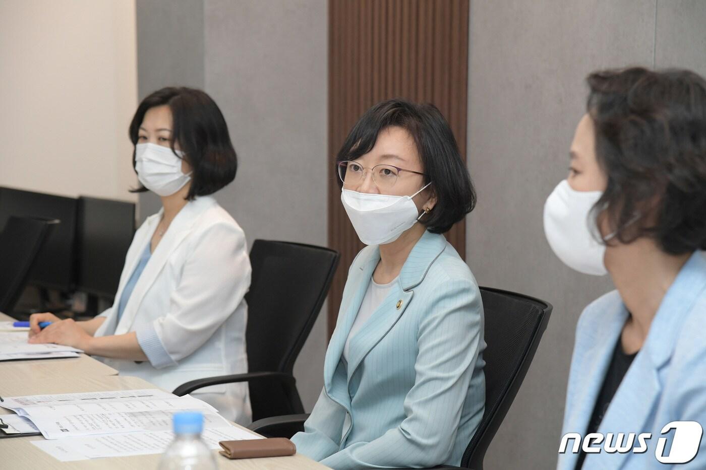 오유경 식품의약품안전처장이 17일 서울 강남구 라이프시맨틱스에서 열린 디지털 헬스케어기기 규제혁신 간담회에서 발언을 하고 있다. (식품의약품안전처 제공) 2022.6.17/뉴스1