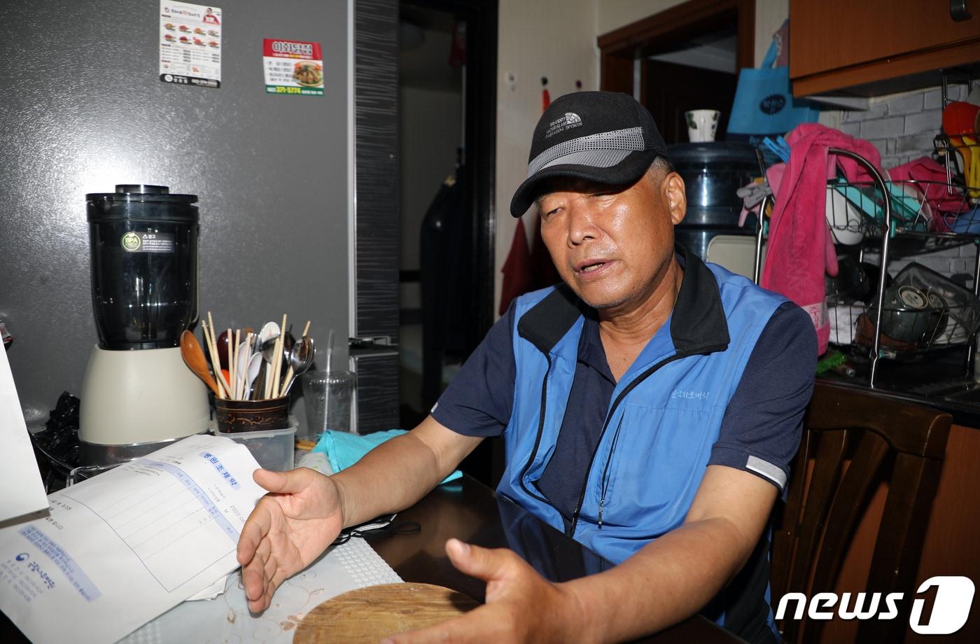 17일 광주 서구 쌍촌동 시영아파트 자택에서 만난 5·18 피해자 이행용씨가 자신의 사연을 털어놓고 있다. 2022.6.18/뉴스1 ⓒ 뉴스1