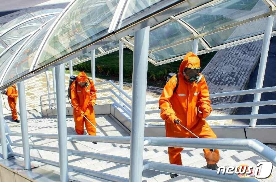 본문 이미지 - (평양 노동신문=뉴스1) = 소독하는 북한 방역관들. [국내에서만 사용가능. 재배포 금지. DB 금지. For Use Only in the Republic of Korea. Redistribution Prohibited] rodongphoto@news1.kr