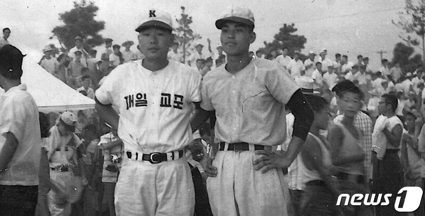 재일동포 학생야구 모국방문단으로 처음 조국에서 경기한 배수찬과 그 배경에 보이는 구름 관중. &#40;출처=영화 &#39;그라운드의 이방인&#39; 캡쳐&#41;