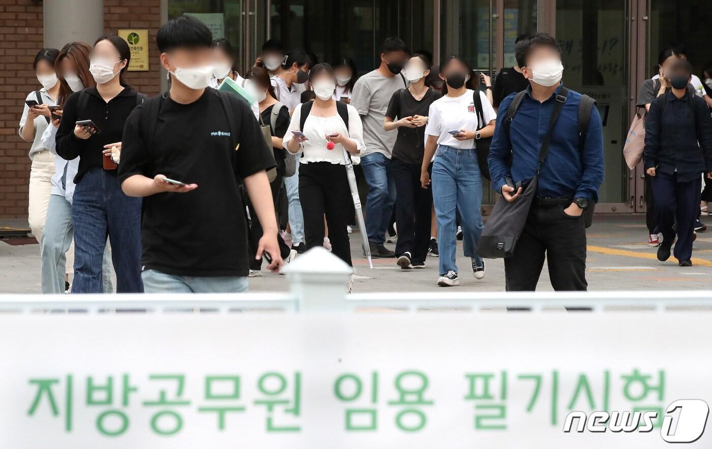  서울 강서구 마곡하늬중학교에 마련된 제43시험장에서 수험생이 2022년도 지방공무원 9급 공채 임용 필기시험을 마치고 나서고 있다 .2022.6.18/뉴스1 ⓒ News1 임세영 기자