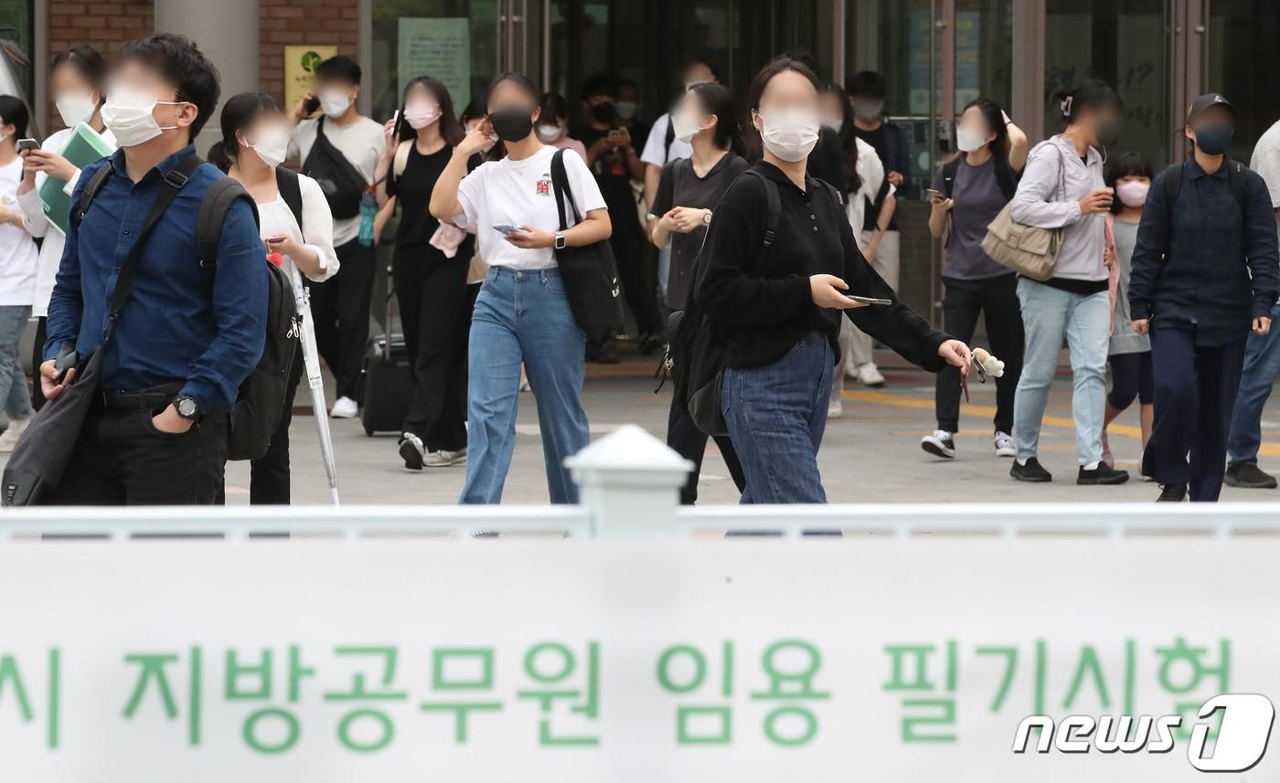 본문 이미지 - 18일 오전 서울 강서구 마곡하늬중학교에 마련된 제43시험장에서 수험생이 2022년도 지방공무원 9급 공채 임용 필기시험을 마치고 나서고 있다 .2022.6.18/뉴스1 ⓒ News1 임세영 기자