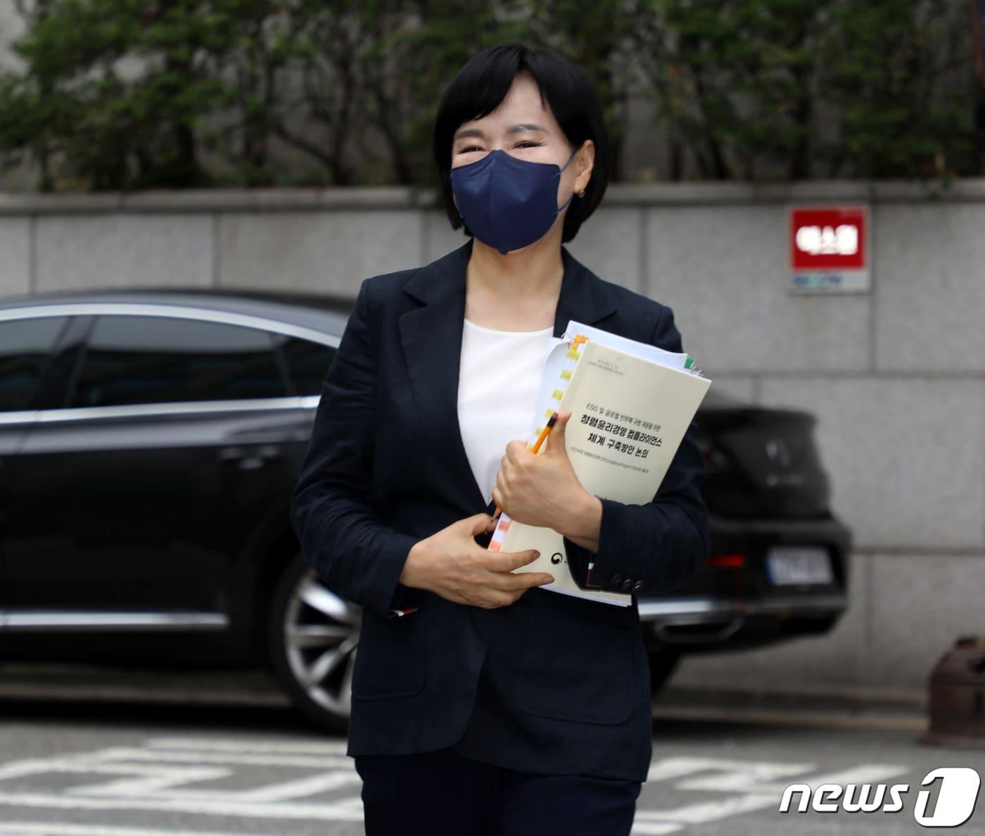 본문 이미지 - 전현희 국민권익위원장이 18일 서울 서초구 변호사회관에서 서울지방변호사회 초청 회원 의무연수 특별강연을 위해 발걸음을 옮기고 있다. (권익위 제공) 2022.6.18/뉴스1