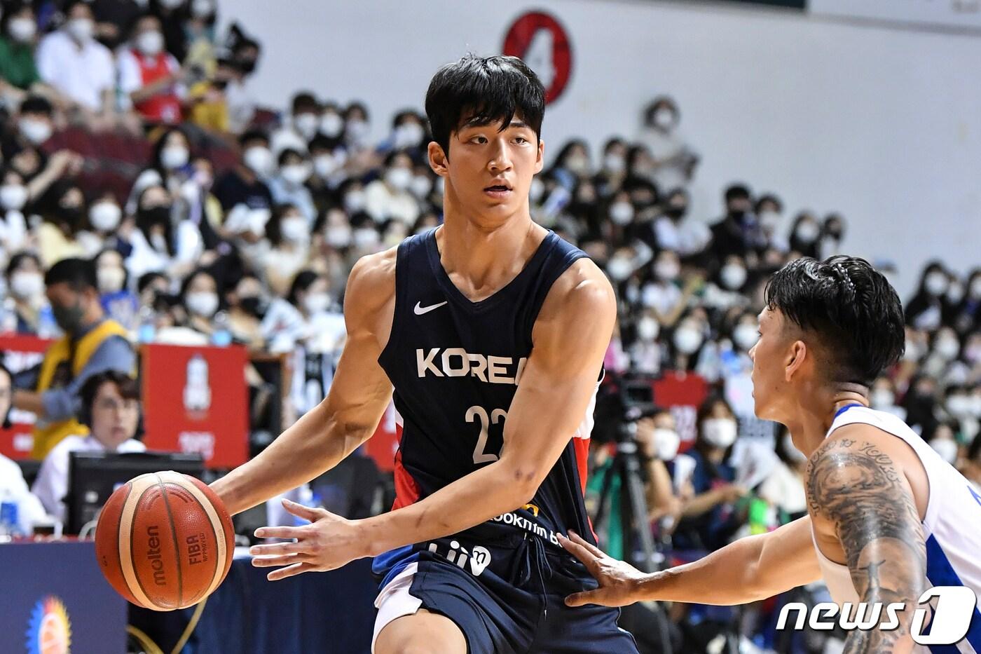 대한민국 남자농구 대표팀 여준석이 18일 오후 경기 안양 실내체육관에서 열린 'KB국민은행 초청 2022 남자농구 국가대표 평가전' 필리핀과의 2차전에서 드리블을 하고 있다. (대한민국농구협회 제공) 2022.6.18/뉴스1