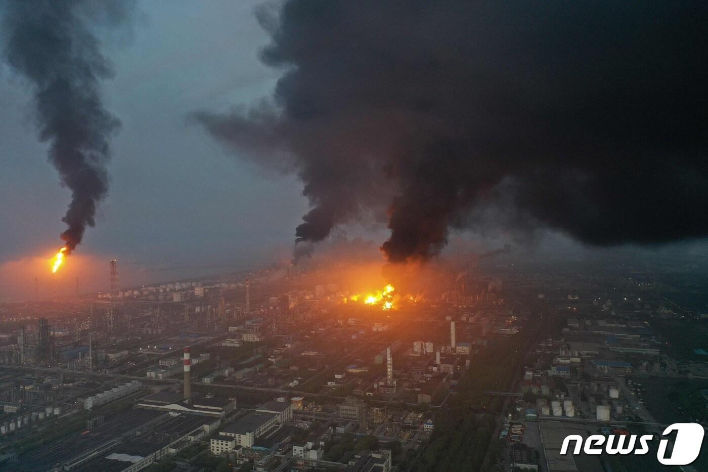 18일 (현지시간) 상하이 진산 지구에 있는 중국 최대 국영 석유기업인 시노펙의 상하이 석유화학 공장에서 대형 화재가 발생해 검은 연기가 솟아오르고 있다. ⓒ AFP=뉴스1 ⓒ News1 우동명 기자