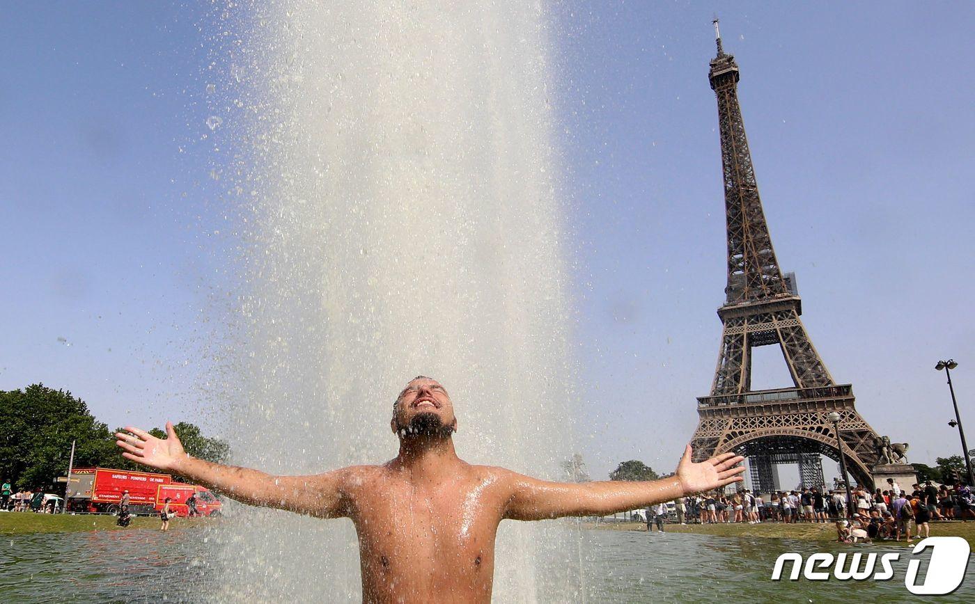 프랑스 파리 에펠탑 맞은편 트로카데로 분수에서 한 남성이 더위를 식히고 있다. 2022.06.18 ⓒ AFP=뉴스1 &lt;자료사진&gt;