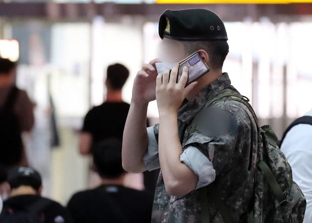 본문 이미지 - 서울 용산역에서 한 군인이 휴대전화를 사용하고 있다.   ⓒ News1 김진환 기자