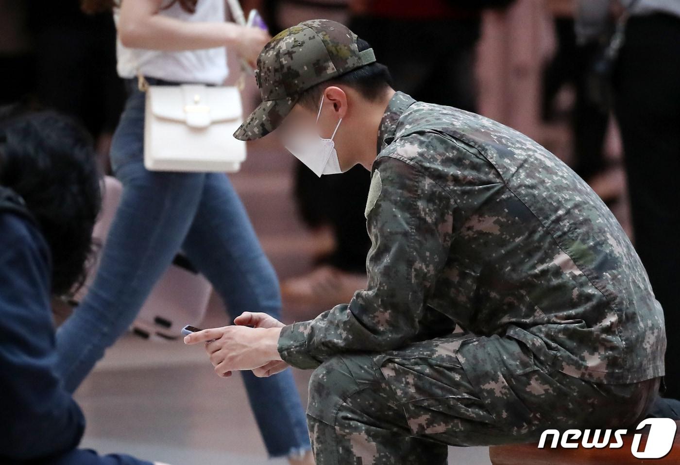 본문 이미지 - 19일 서울 용산역에서 한 군인이 휴대전화를 사용하고 있다. 2022.6.19 ⓒ 뉴스1 김진환 기자