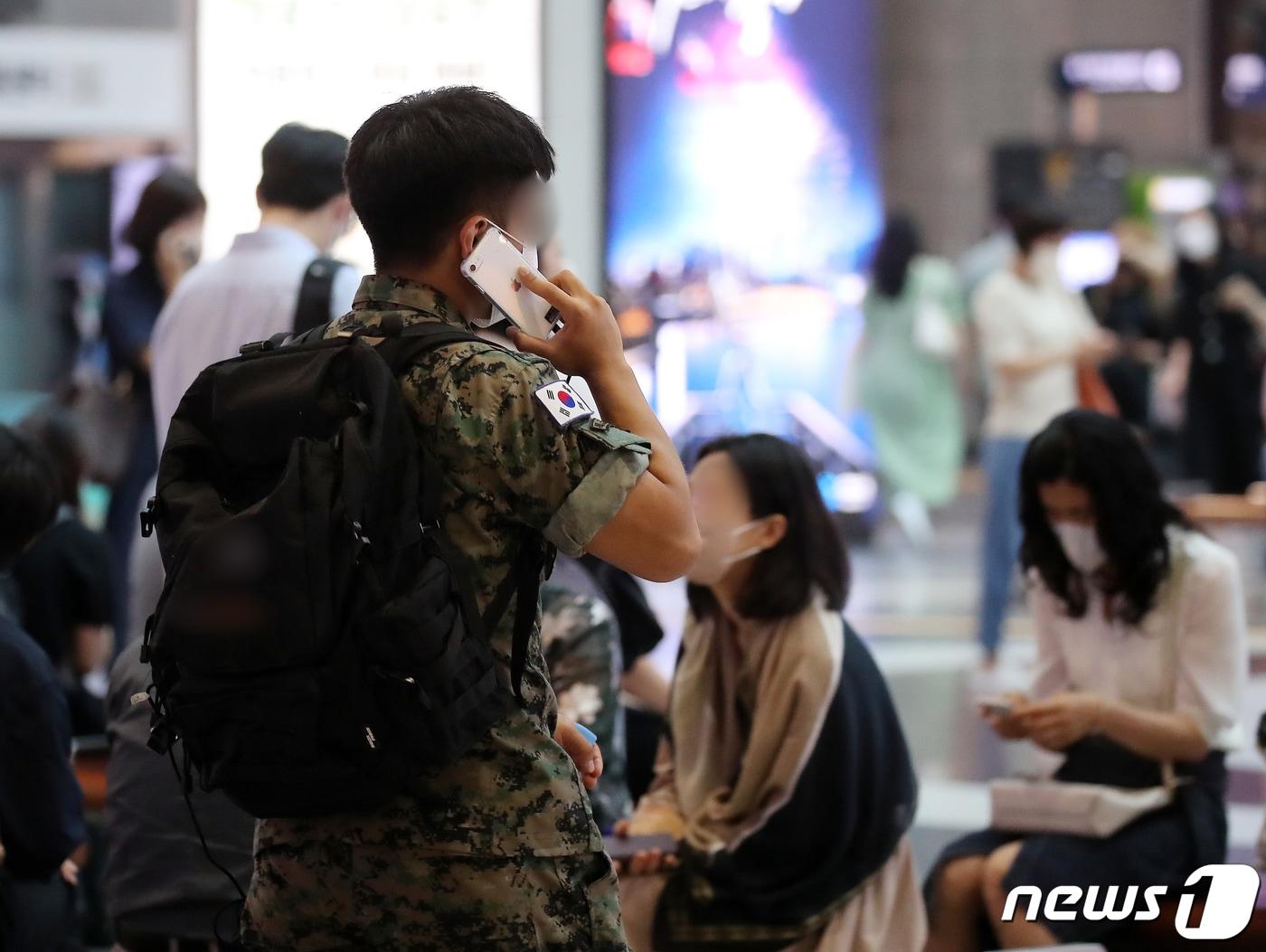 본문 이미지 - 19일 서울역에서 휴대전화를 사용 중인 군 장병. 2022.6.19/뉴스1 ⓒ News1 김진환 기자