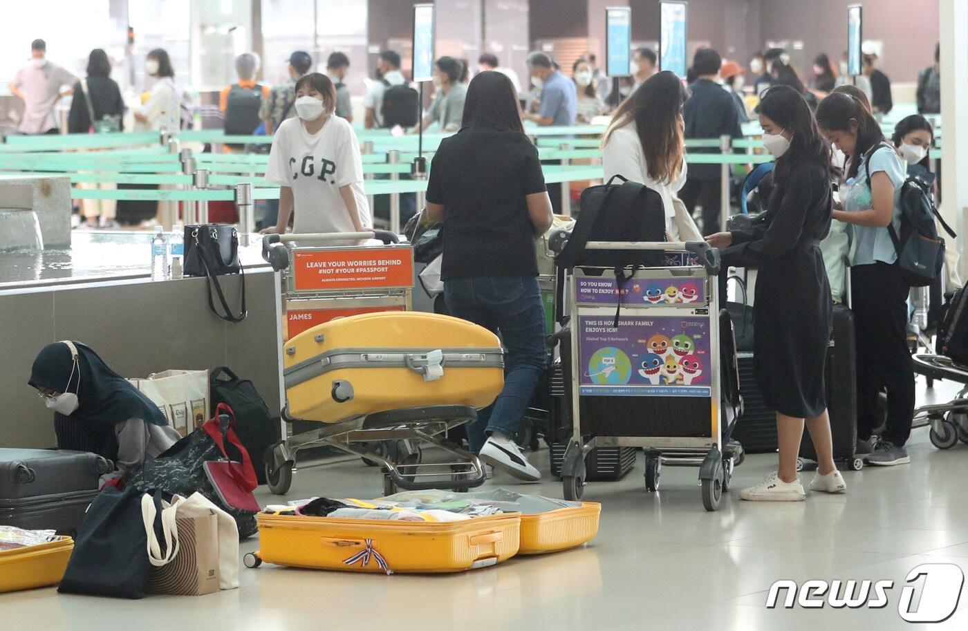 본문 이미지 - 여름 휴가철을 앞둔 19일 인천공항 제2터미널이 여행객들로 북적이고 있다. 2022.6.19/뉴스1 ⓒ News1 