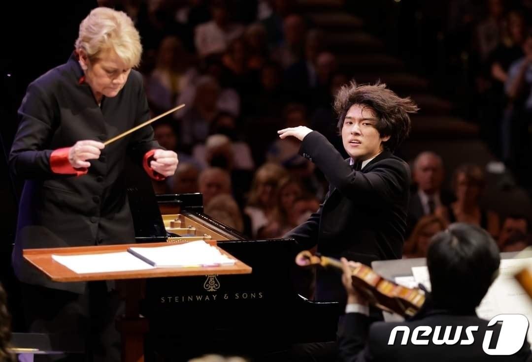 본문 이미지 - 피아니스트 임윤찬(18)이 세계적인 피아노 콩쿠르인 '제16회 반 클라이번 국제 피아노 콩쿠르'에서 우승했다. 올해 60년을 맞은 이 대회 역사상 최연소 우승이다.  (반 클라이번 재단 트위터) 2022.6.19/뉴스1