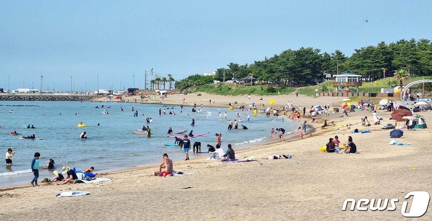 제주시 낮 최고기온이 30.5도를 기록한 19일 오후 제주시 이호테우해수욕장이 물놀이객들로 북적이고 있다.2022.6.19/뉴스1ⓒ 뉴스1