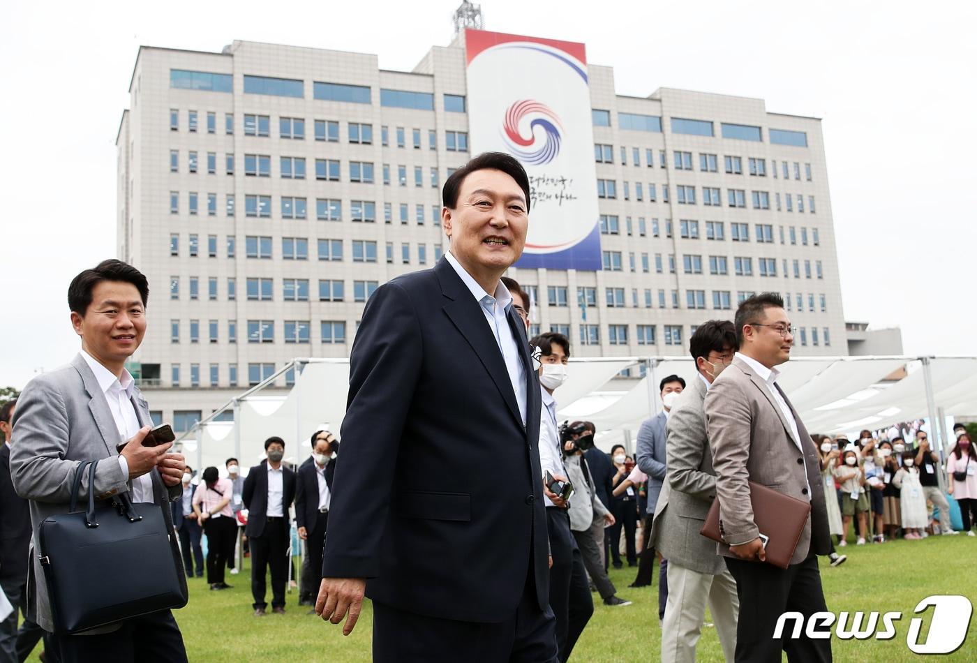 윤석열 대통령이 2022년 6월 19일 오후 용산 대통령실 청사 앞 잔디마당에서 열린 대통령실 이전 기념 어린이·주민 초대 행사(부제: 안녕하세요! 새로 이사 온 대통령입니다)에서 지역 소상공인들이 차린 부스를 둘러보고 있다. 대통령실사진기자단 2022.6.19/뉴스1 ⓒ News1 오대일 기자