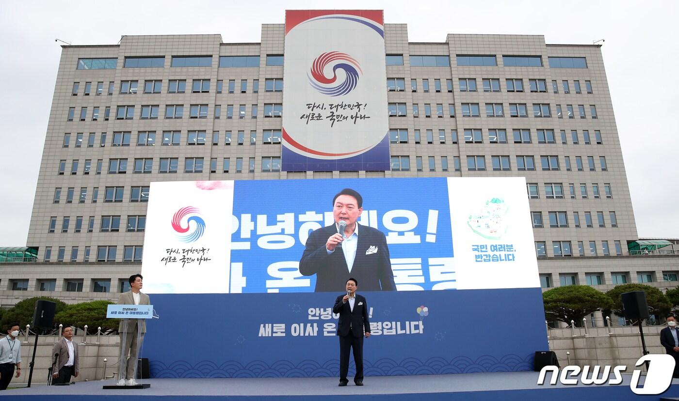 본문 이미지 - 윤석열 대통령이 19일 오후 용산 대통령실 청사 앞 잔디마당에서 열린 대통령실 이전 기념 어린이·주민 초대 행사(부제: 안녕하세요! 새로 이사 온 대통령입니다)에서 환영 인사말을 하고 있다. 대통령실사진기자단 2022.6.19/뉴스1 ⓒ News1 오대일 기자