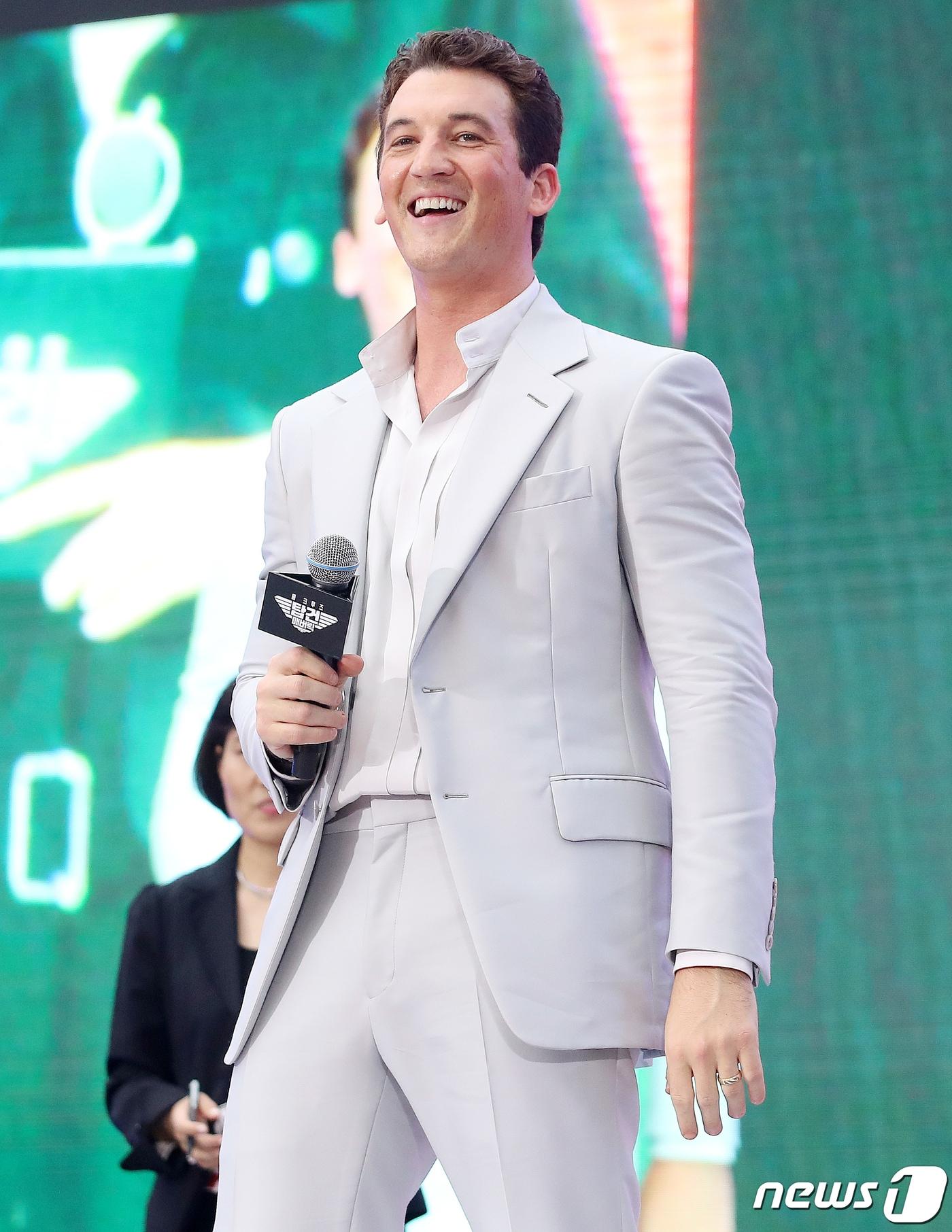 본문 이미지 - 헐리우드 배우 마일즈 테일러가 19일 오후 서울 송파구 잠실 롯데월드타워에서 열린 영화 '탑건 : 매버릭'(감독 조셉 코신스키) 내한 레드카펫 행사에 참석해 미소를 짓고 있다. '탑건:매버릭'은 1986년에 나온 '탑건'의 후속작이다. 전설의 전투기 조종사 '매버릭' 피트 미첼 대령이 파일럿 교육 기관인 탑건의 교관으로 복귀하면서 벌어지는 이야기를 그린다. 크루즈와 함께 마일스 텔러, 제니퍼 코널리, 글렌 파월, 제이 엘리스 그렉 타잔 데이비스 등이 출연한다. 연출은 조셉 코신스키 감독이 맡았다. 2022.6.19/뉴스1 ⓒ News1 김진환 기자