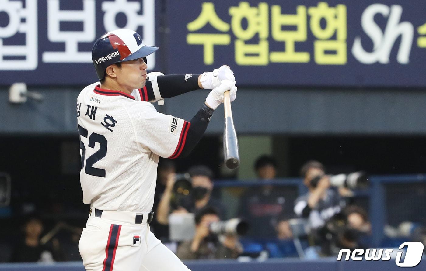 19일 서울 송파구 잠실야구장에서 열린 프로야구 '2022 신한은행 SOL KBO리그' kt위즈와 두산베어스의 경기, 7회말 1아웃 1루 상황에서 두산 김재호 스윙 삼진 아웃을 당하고 있다. 2022.6.19/뉴스1 ⓒ News1 송원영 기자