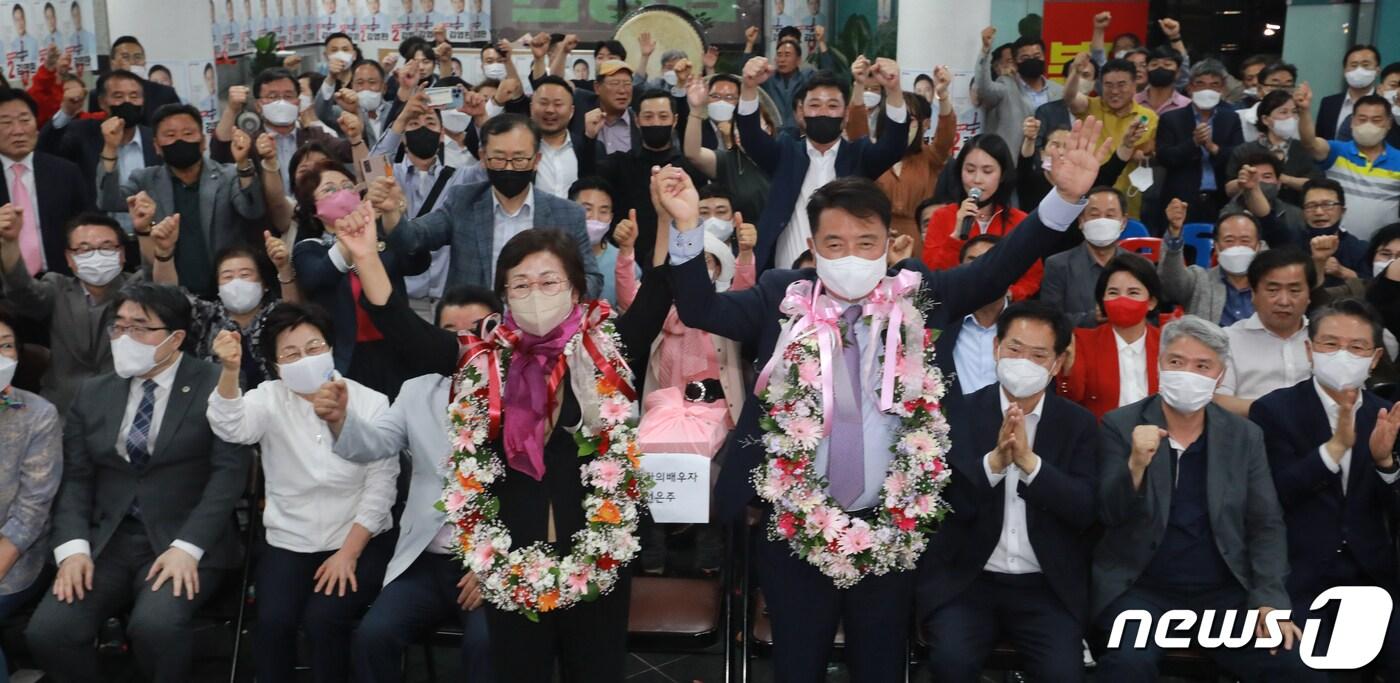 본문 이미지 - 국민의힘 김영환 충북지사 후보가 제8회 전국동시지방선거 투표일인 1일 충북 청주시 후원회 사무소에서 당선이 확실해지자 꽃목걸이를 걸고 환호하고 있다. 2022.6.1/뉴스1 ⓒ News1 김용빈 기자