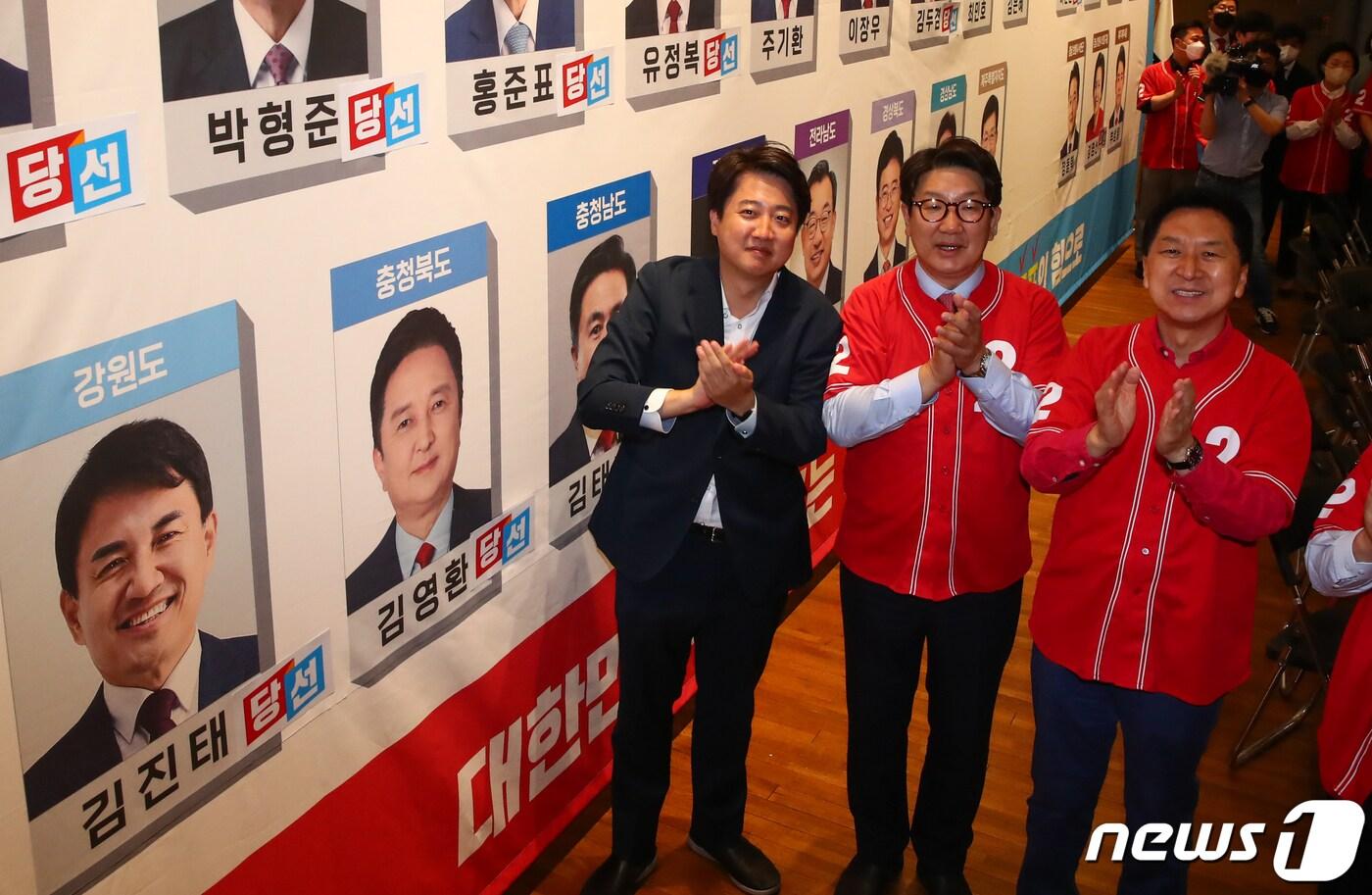 본문 이미지 - 이준석 국민의힘 대표와 권성동 원내대표 등 당 지도부가 1일 서울 여의도 국회 도서관 대강당에 마련된 제8회 전국동시지방선거 국민의힘 개표상황실에서 당선이 확실시 되는 후보자 사진에 '당선'스티커를 붙인 뒤 박수를 치고 있다. (공동취재) 2022.6.2/뉴스1 ⓒ News1 허경 기자