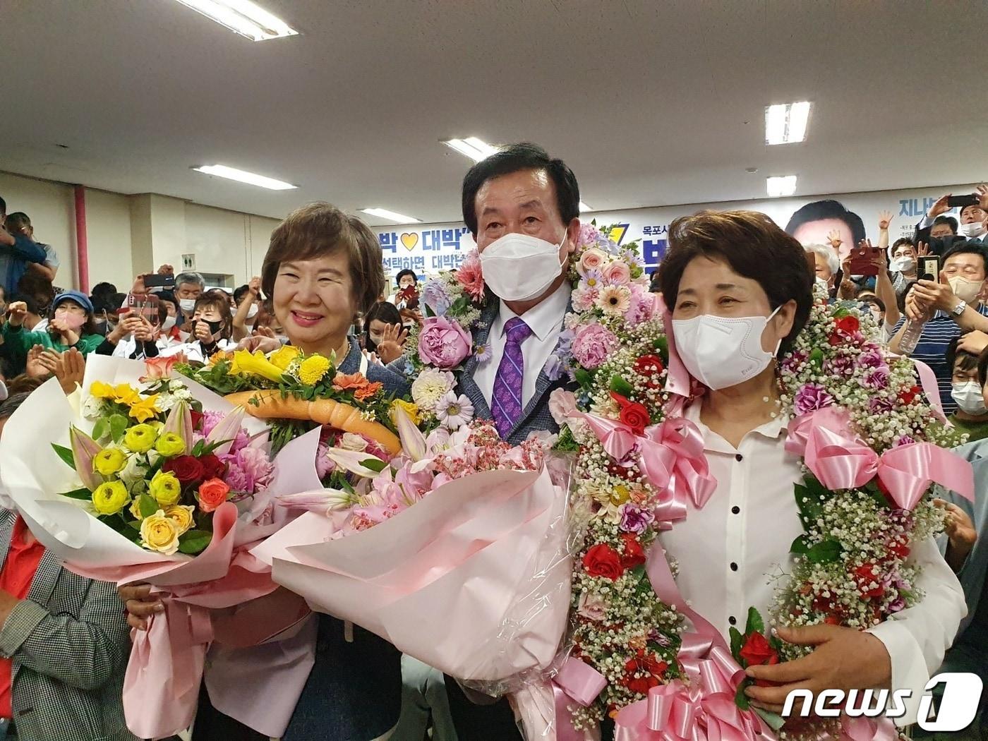 본문 이미지 - 박홍률 무소속 전남 목포시장 후보 내외가 2일 오전 목포시 상동에 마련된 선거사무소에서 당선이 유력시되자 손혜원 전 의원(왼쪽)과 함께 기뻐하고 있다.(박홍률 후보 캠프 제공)2022.6.2/뉴스1 