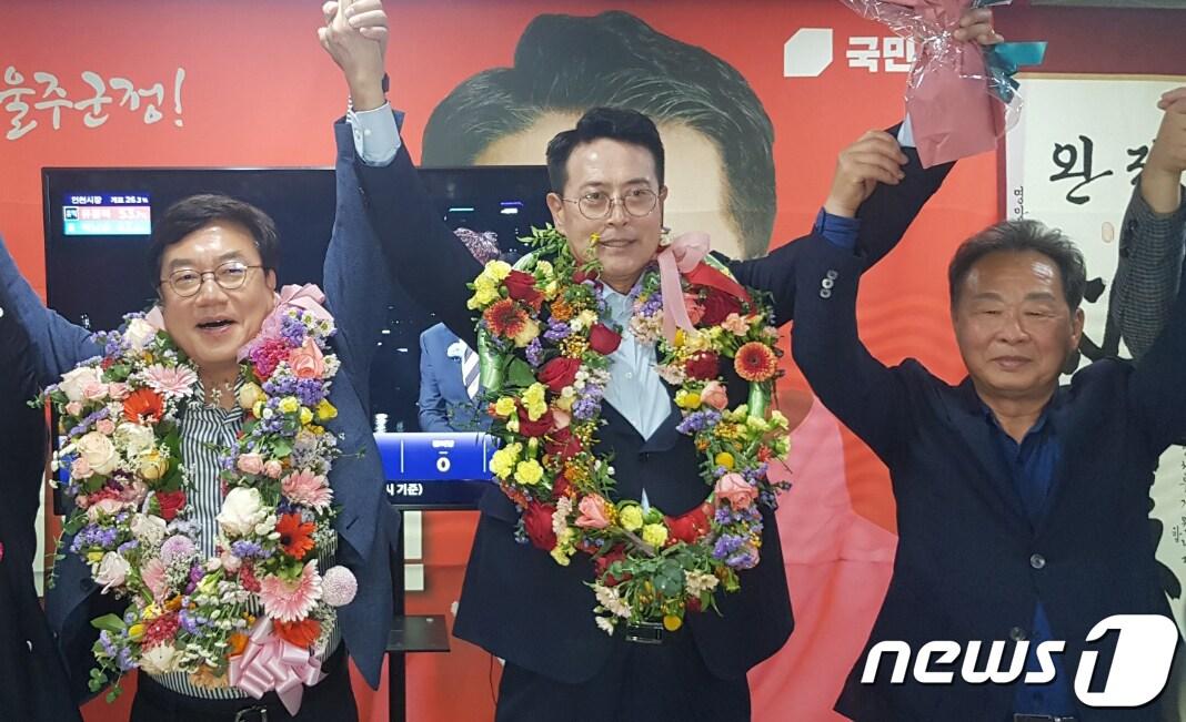 본문 이미지 - 이순걸 국민의힘 울산 울주군수 후보가 2일 새벽 울산시 울주군 자신의 선거사무소에서 당선이 확실시 되자 꽃목걸이를 목에 걸고 환호하고 있다. (이순걸 후보 캠프 제공) 2022.6.2/뉴스1 ⓒ News1 조민주 기자