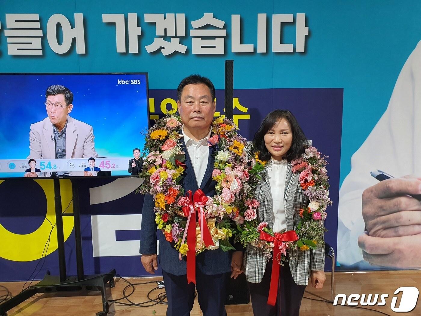 본문 이미지 - 6·1지방선거 개표 결과 재선이 유력시된 김산 무소속 무안군수 후보가 2일 부인과 함께 기념사진을 찍고 있다.(김산 후보 캠프 제공)2022.6.2/뉴스1 