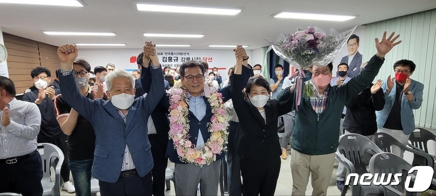 본문 이미지 - 6·1 지방선거 강릉시장 당선이 확실시 되는 김홍규 국민의힘 강릉시장 후보(사진 왼쪽에서 두 번째)가 1일 저녁 당선이 확실시 된다는 소식을 듣고 강희문 선대위원장(사진 왼쪽) 등과 함께 환호하고 있다. 2022.6.2/뉴스1