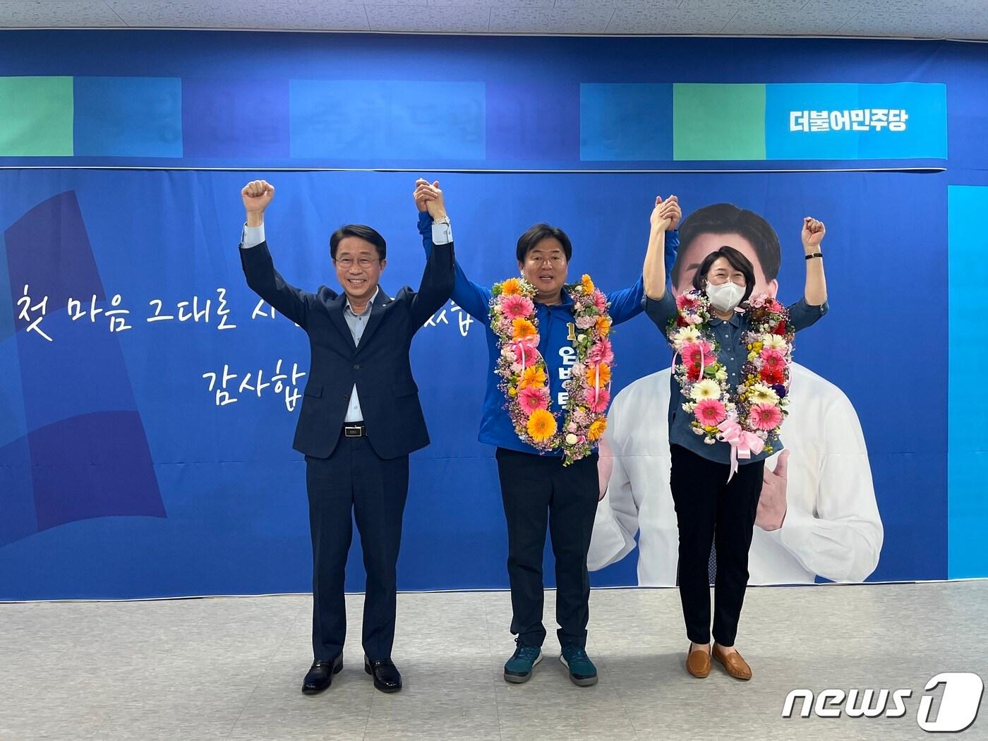 본문 이미지 - 임병택(가운데) 시흥시장 후보.(선거캠프 측 제공)ⓒ 뉴스1