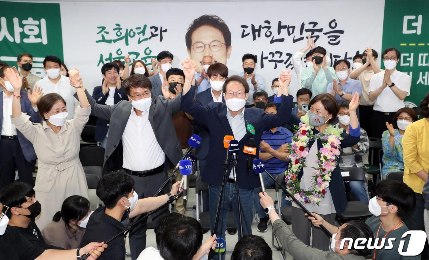본문 이미지 - 조희연 서울특별시 교육감 후보자가 2일 서울 서대문구 선거사무소에서 제8회 전국동시지방선거 서울시교육감 당선이 확실시 되자 배우자 김의숙씨 등 지지자들과 함께 기뻐하고 있다 2022.6.2/뉴스1 ⓒ News1 황기선 기자