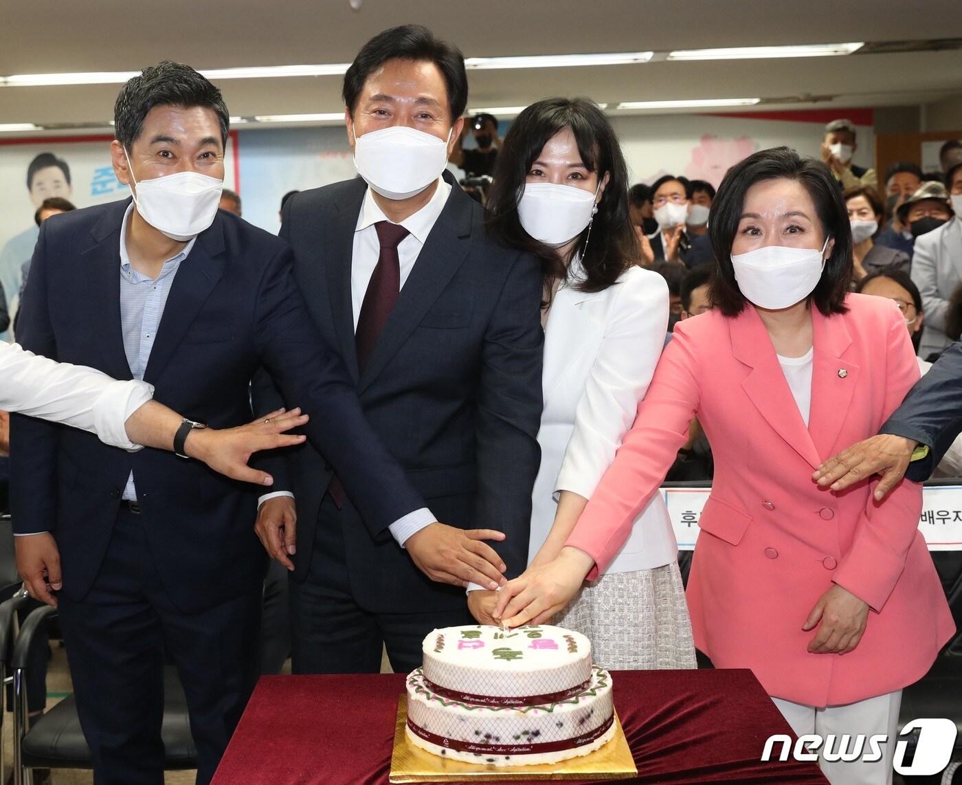본문 이미지 - 오세훈 국민의힘 서울시장 후보와 부인 송현옥씨가 2일 밤 서울 중구 한국프레스센터에 마련된 선거사무소에서 당선이 확실시 되자 축하 케익을 자르고 있다. 2022.6.2/뉴스1 ⓒ News1 국회사진취재단