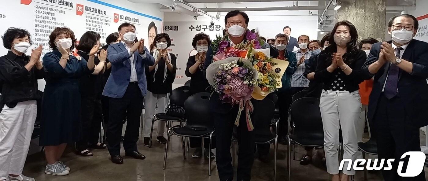본문 이미지 - 김대권 대구 수성구청장 국민의힘 후보가 2일 당선이 확실시되자 지지자로부터 꽃다발을 받고 기념촬영을 하고 있다. (김대권 후보 측 제공) 2022.6.2ⓒ 뉴스1