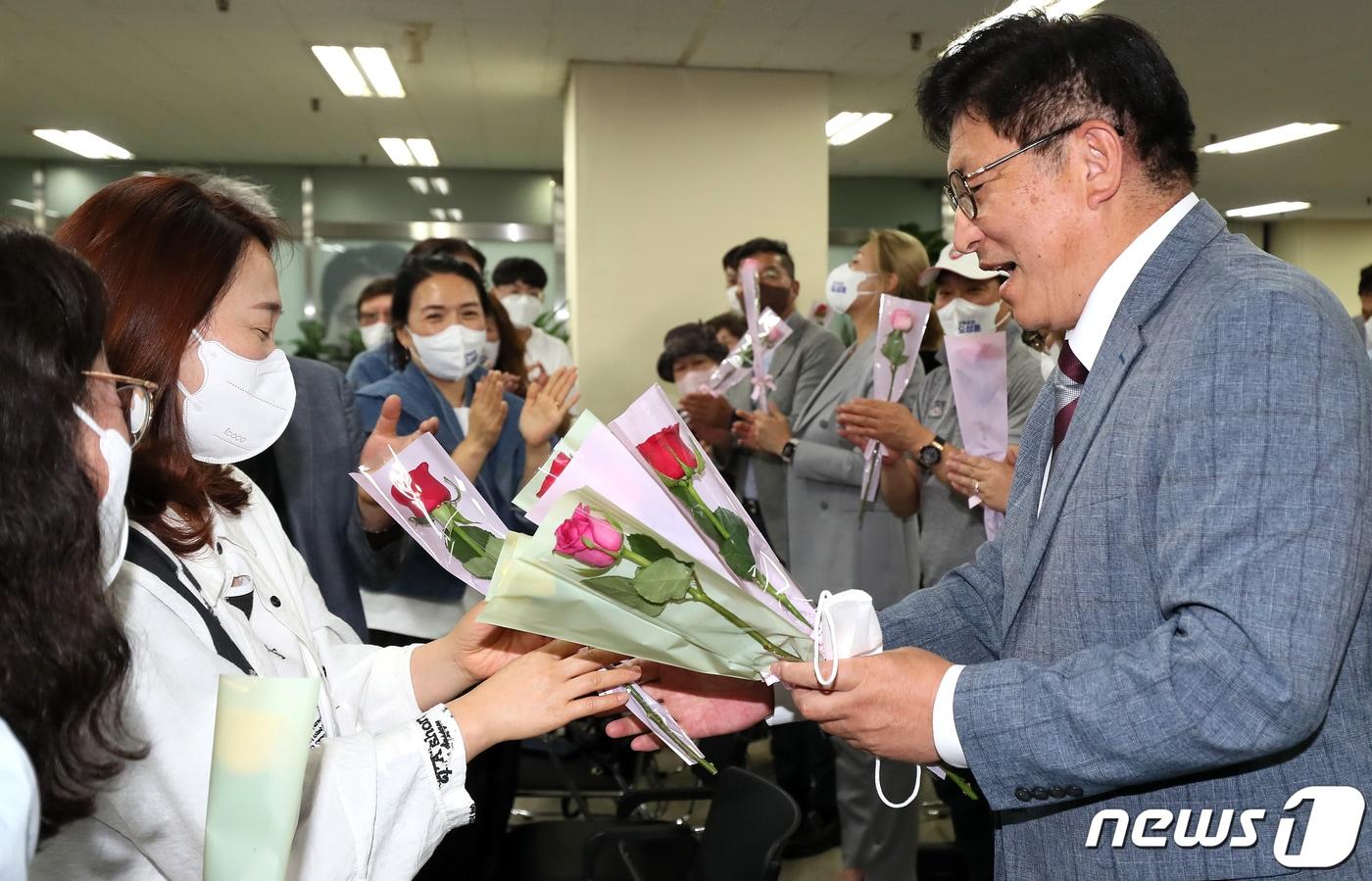본문 이미지 - 도성훈 인천시교육감 후보가 2일 인천 미추홀구 선거사무소에서 당선을 확정 지은 뒤 지지자들과 인사를 나누고 있다.(인천사진공동취재단) 2022.6.2/뉴스1