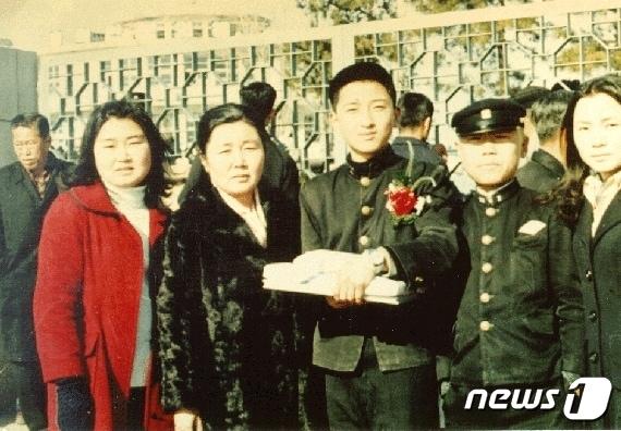 본문 이미지 - 6·1 지방선거에서 충북지사에 당선된 국민의힘 김영환 후보의 고등학교 졸업 때 모습.(김영환 후보 선거사무소 제공).2022.6.2/ⓒ 뉴스1