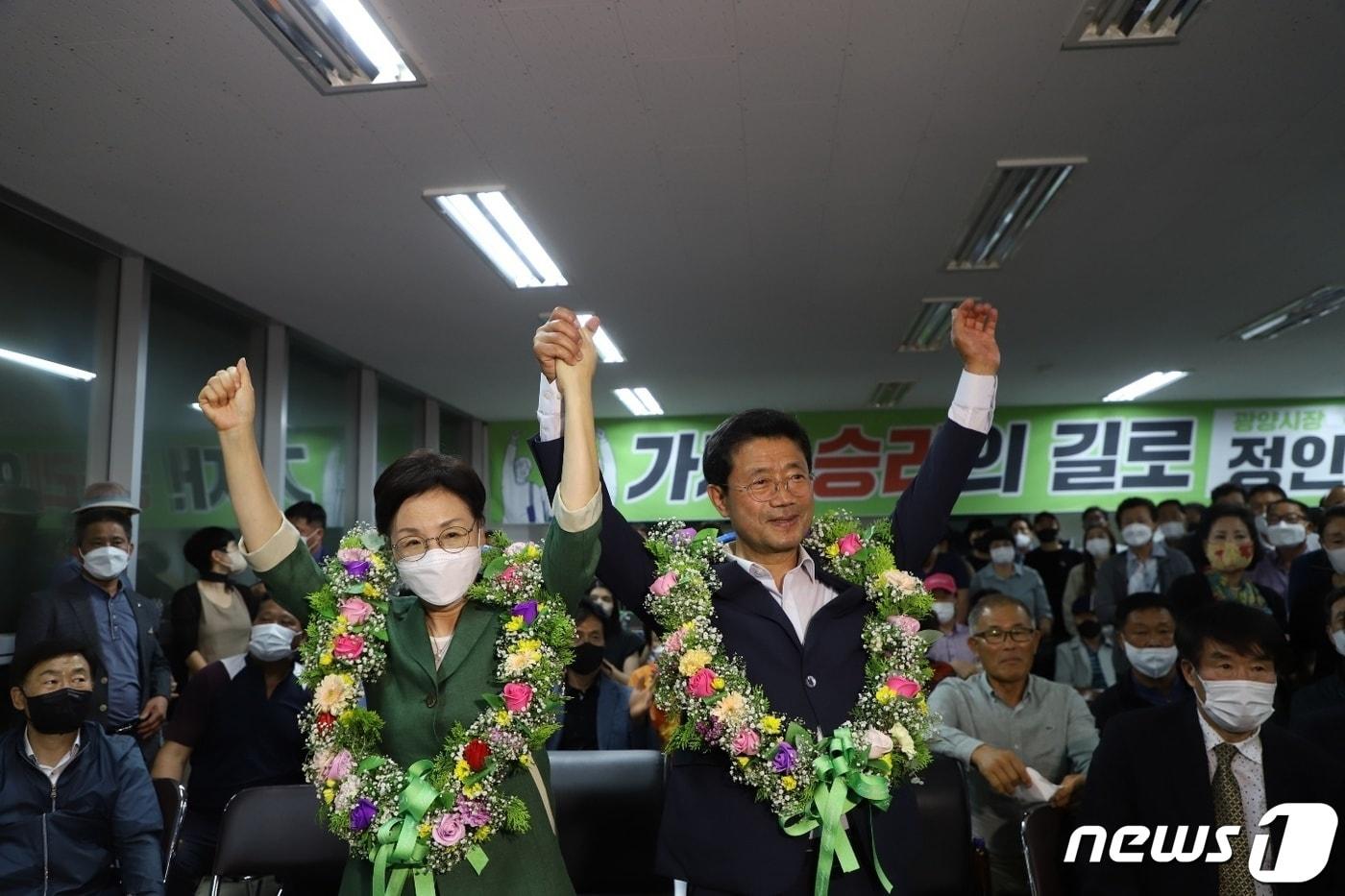 본문 이미지 - 정인화 광양시장 당선인이 꽃목걸이를 걸고 지지자들과 기쁨을 나누고 있다(정인화 당선인 캠프 제공)2022.6.2/ ⓒ News1 김동수 기자
